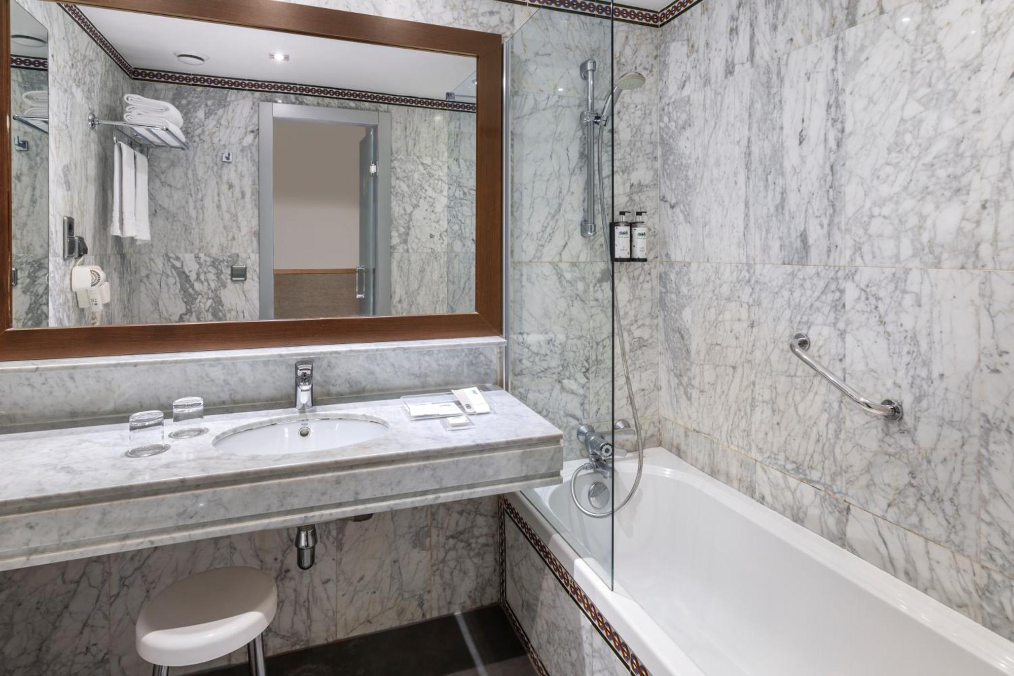 Catalonia Giralda Hotel Sevilla Szoba fotó